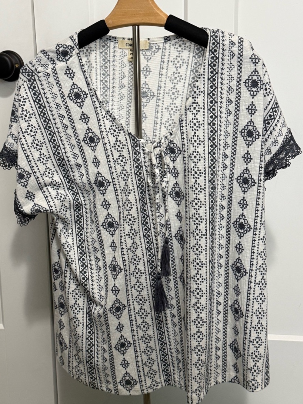 Como Blu Women's Navy and White Patterned Tie-Front Blouse